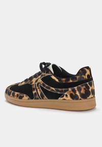 Sneaker neri e con stampa leopardata in suede. Caratterizzati da una suola in gomma naturale, design con lacci e accenti laterali curvi. Superficie testurizzata.