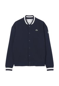 Chaqueta de mezcla de algodón azul marino con cuello y puños de canalé de rayas blancas, cierre frontal de botones y pequeño logo verde en el pecho.