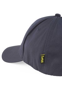 Gorra de béisbol azul marino con visera curva, hecha de tejido suave, que presenta una etiqueta de logo amarilla y detalles cosidos en la corona.