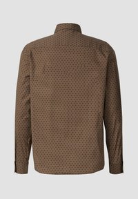 Braunes Langarmhemd mit kleinem schwarzem geometrischem Muster, von hinten auf einem schlichten grauen Hintergrund angezeigt.