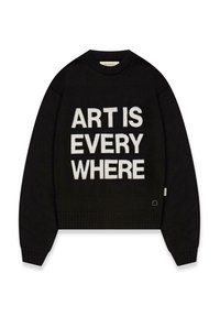 Maglione nero lavorato a maglia con polsini e orlo a coste. Presenta un testo bianco che recita "L'ARTE È OVUNQUE" in evidenza sulla parte anteriore.