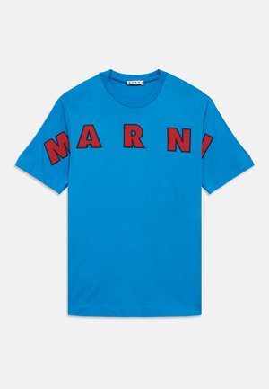 Modré bavlnené tričko s krátkymi rukávmi, na ktorom sú výrazné červené a čierne blokové písmená tvoriace nápis "MARNI" cez prednú časť. Okrúhly výstrih.