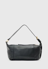 Sac à bandoulière rectangulaire en cuir noir avec une seule sangle et des détails en métal doré sur un fond gris clair.