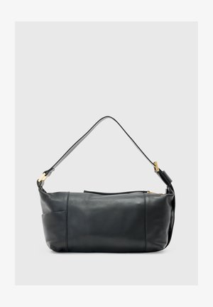Sac à bandoulière rectangulaire en cuir noir avec une seule sangle et des détails en métal doré sur un fond gris clair.