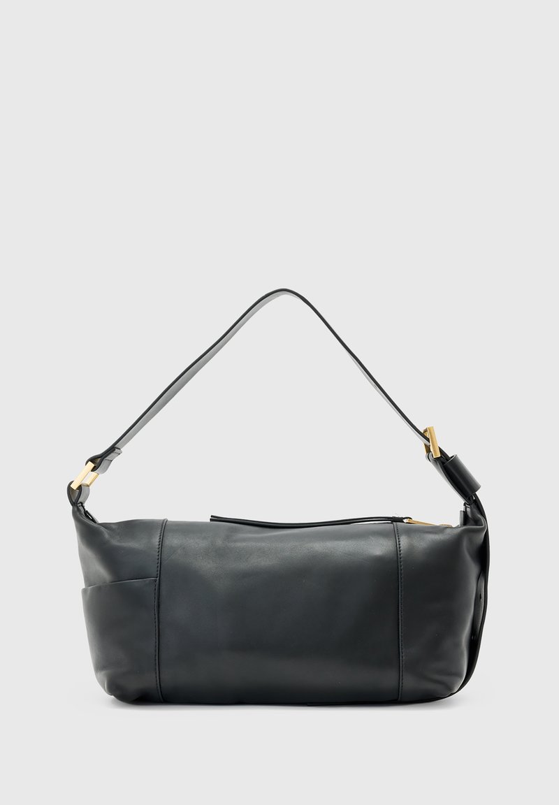 Sac à bandoulière rectangulaire en cuir noir avec une seule sangle et des détails en métal doré sur un fond gris clair.