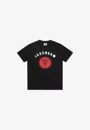 T-shirt nera con testo bianco "ICECREAM" sopra una grafica a esplosione rossa a forma di stella con un design a cono gelato a forma di diamante.