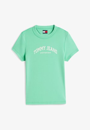 Miętowo-zielona koszulka z krótkim rękawem z nadrukiem "TOMMY JEANS athletics" na piersi w kolorze białym oraz metką Tommy Jeans wewnątrz kołnierza.