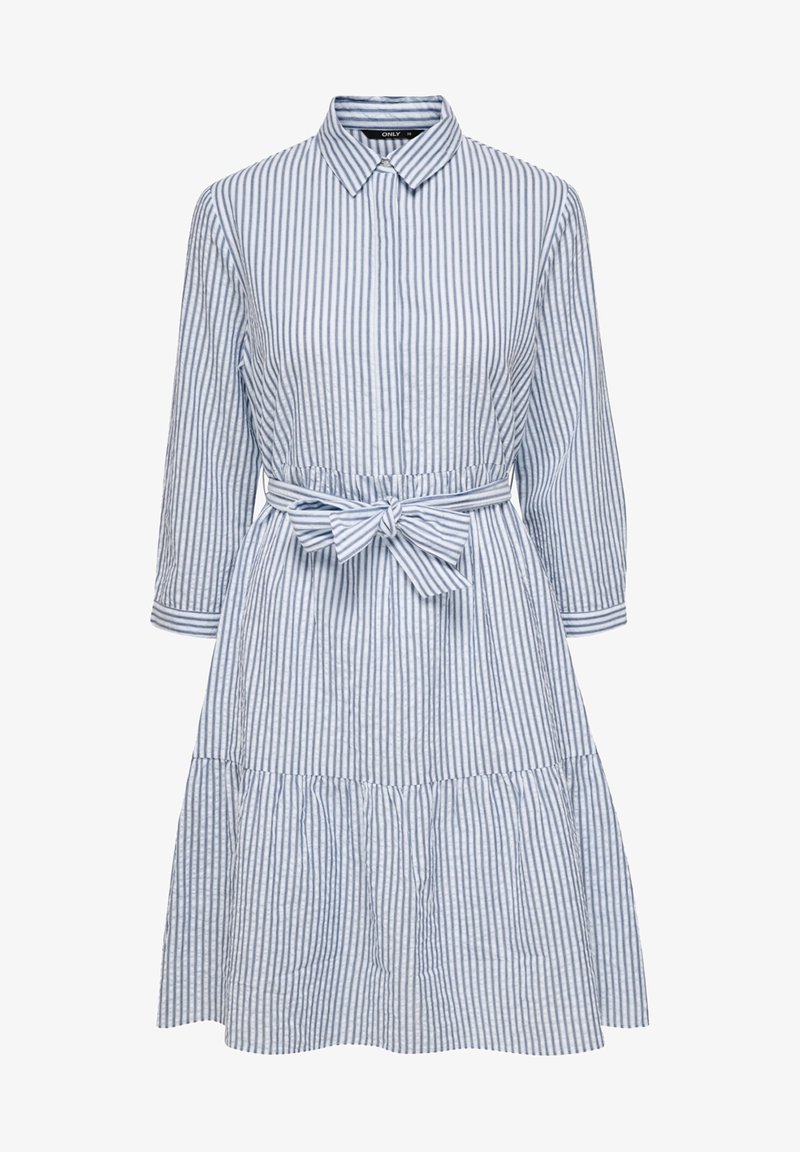 Robe chemise à rayures verticales bleues et blanches, manches longues, col, et ceinture nouée à la taille au-dessus d'une jupe froncée.