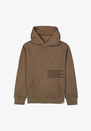 Brauner Kapuzenpullover mit einer Fronttasche und einem Kordelzug an der Kapuze. Auf einer Seite befindet sich schwarzer Text. Weicher, glatter Stoff und lange Ärmel.