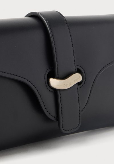 Μαύρο δερμάτινο πορτοφόλι χειρός με καμπυλωτό καπάκι, ραμμένες άκρες και χρυσό τόνο καμπυλωτό κούμπωμα εγχάραγμα με το όνομα της μάρκας.