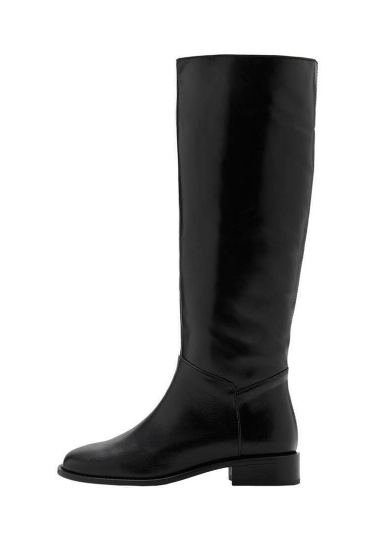 Botte noire en cuir, montante jusqu'au genou, avec une texture lisse, un bout rond, un petit talon et un design minimaliste. Elle présente une tige ajustée et des accents cousus.