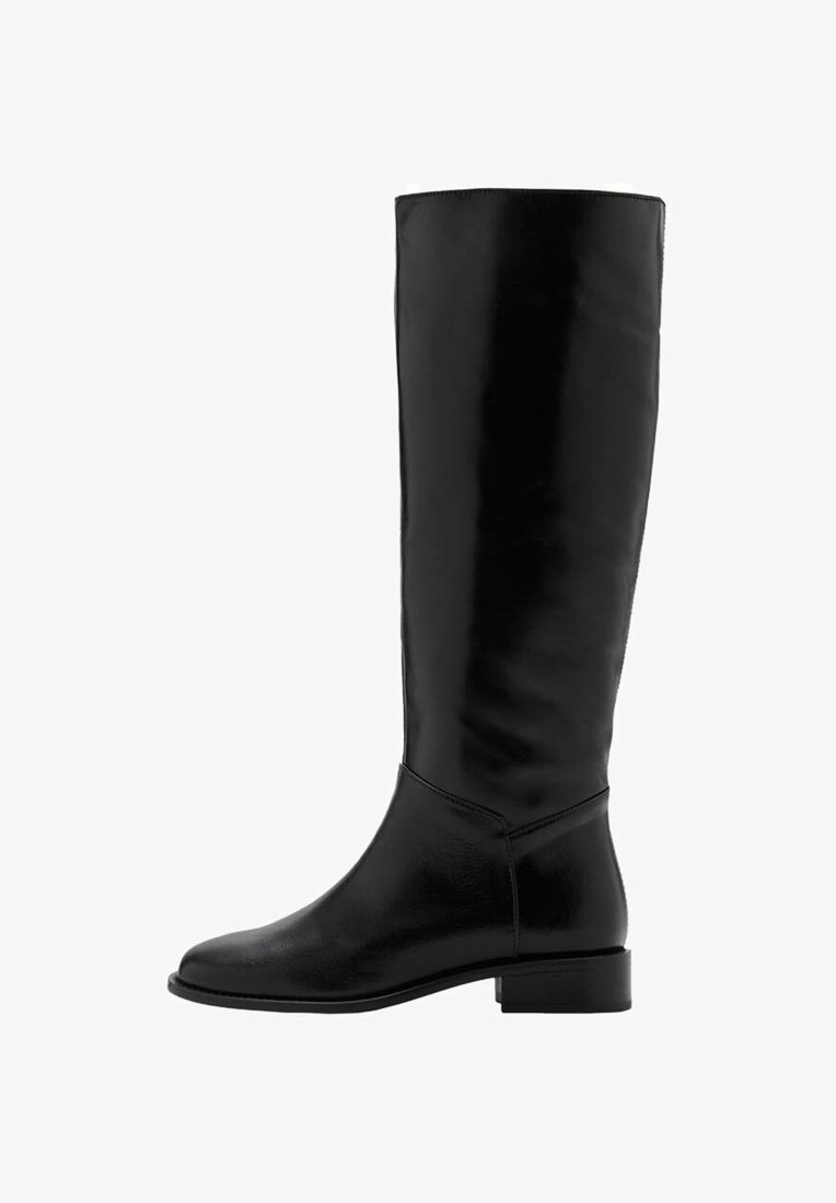 Schwarze Lederstiefel bis zum Knie mit glatter Textur, runder Zehenform, leichtem Absatz und minimalistischer Gestaltung. Verfügt über einen eng anliegenden Schaft und gestickte Akzente.