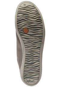 Suola di scarpa con motivo ondulato, taglia 38 indicata nel tallone, e un piccolo logo circolare vicino all'arco con la scritta "Softinos."