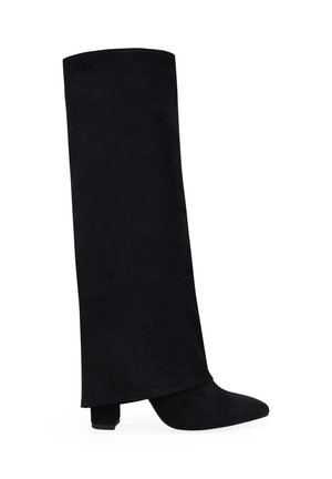 Botín alto de ante negro hasta el muslo con puntera afilada, tacón en bloque y una textura suave. El diseño presenta una estructura alta y elegante sin adornos.