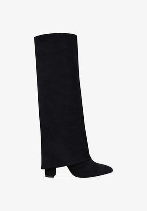 Botín alto de ante negro hasta el muslo con puntera afilada, tacón en bloque y una textura suave. El diseño presenta una estructura alta y elegante sin adornos.