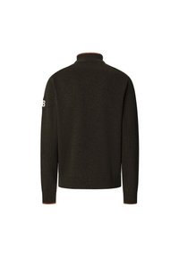 Tmavě zelený svetr s vysokým límcem, žebrovanými manžetami a kontrastním oranžovým akcentem na límci. Na levém rukávu se nachází logo.