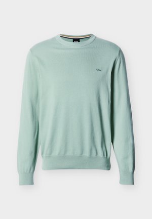 Pulover verde deschis cu mâneci lungi și guler rotund, cu manșete și tiv striate, cu logo mic "BOSS" brodat pe pieptul stâng.