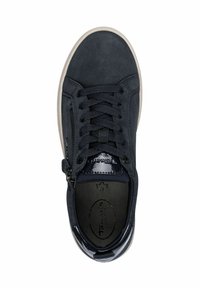 Sneaker blu scuro con tomaia in camoscio, chiusura con lacci, zip laterale e suola in gomma. Dettagli includono una patch nera lucida vicino alla caviglia.