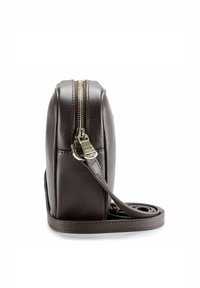 Bolso bandolera de cuero marrón con superficie texturizada, cremallera dorada y una amplia correa ajustable. Forma rectangular compacta con detalles de costura lateral.