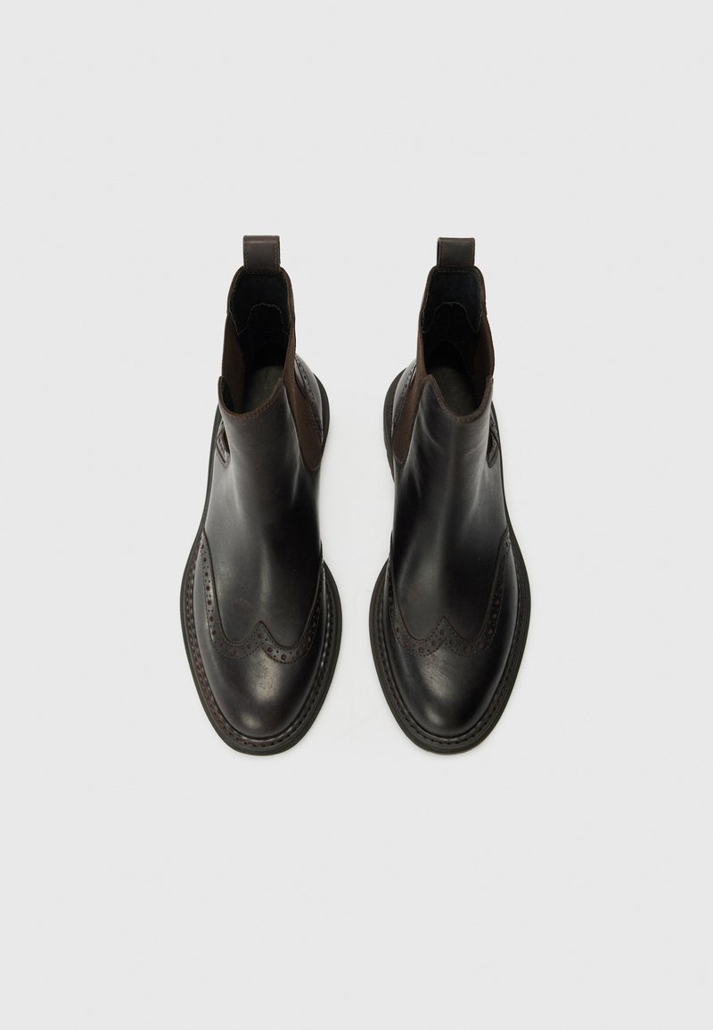 Stivaletti neri in pelle con una finitura liscia, caratterizzati da un design brogue e pannelli laterali elasticizzati. Suole robuste con cuciture decorative.