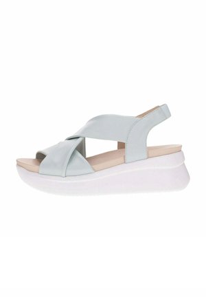 Sandalias de plataforma azul claro con correas cruzadas, suela de goma y diseño de punta abierta. Textura suave con un ligero brillo. Estilo minimalista.