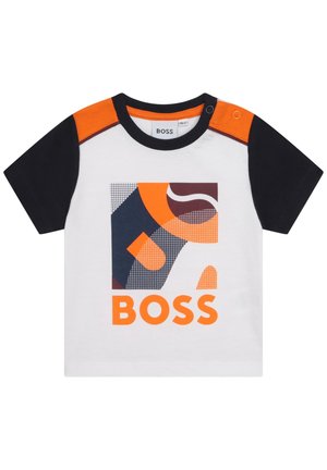 Camiseta de manga corta para niño pequeño con mangas negras y naranjas, diseño geométrico y la palabra BOSS en naranja negrita sobre fondo blanco.