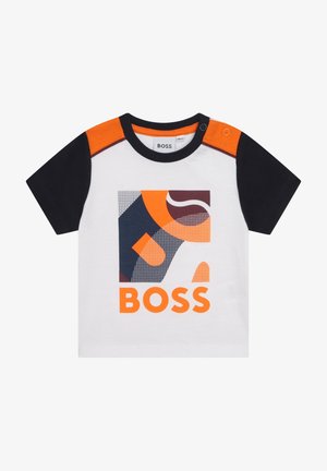 Kortærmet lillebørns t-shirt med sorte og orange ærmer, geometrisk design og ordet BOSS i fed orange på hvid baggrund.