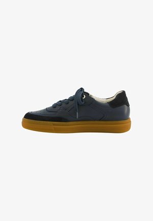 Baskets en cuir et suède bleu marine avec un bout rond, des lacets bicolores et une semelle en caoutchouc naturel, présentant des détails perforés sur la boîte à orteils.