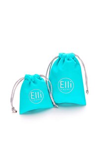 Borse a cordino turchesi realizzate in materiale morbido, con un logo argento "Elli" e "WE ♥ JEWELS." Una borsa è più grande dell'altra.