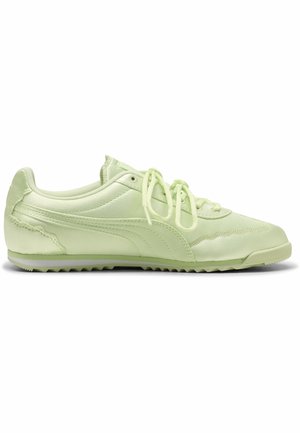 Jasnozielony niski sneaker z przodu na sznurowadła, z przeszyciami i teksturowaną podeszwą, pokazany z prawej strony na białym tle.