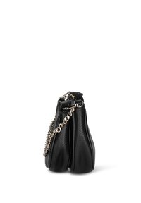 Borsa nera in pelle con finitura testurizzata, tracolla a catena e design plissettato, che presenta una silhouette compatta.