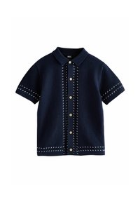 Polo shirt à manches courtes bleu marine avec une finition texturée, présentant une fermeture à boutons, des coutures blanches contrastantes et un col classique.