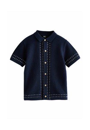 Polo de manga corta de color navy con un acabado texturizado, que presenta un cierre de botones en la parte delantera, costuras blancas en contraste y un diseño de cuello clásico.