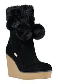 Černé kotníkové boty na klínu vyrobené z semiše s manžetou z umělé kožešiny a bambulkami. Mají béžovou platformu a dekorativní černou stužku.