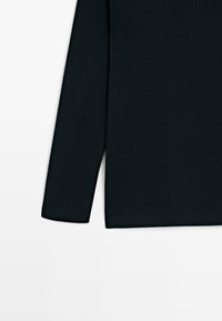 Svart långärmad topp i ett slätt, texturerat tyg, rak nederkant och avslappnad passform. Inga synliga mönster eller dekorationer.