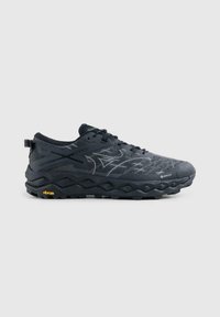 Scarpa da corsa nera a collarino basso con suola testurizzata, chiusura con lacci, linguetta sul tallone e loghi del marchio sui lati e sulla suola.