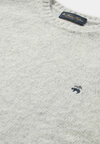 Maglione grigio chiaro realizzato in tessuto morbido, con scollo rotondo, bordi a coste e un piccolo accento del logo blu scuro.