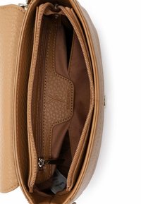 Brązowa skórzana torebka z fakturowaną powierzchnią, zamknięciem na zamek błyskawiczny oraz wieloma wewnętrznymi przegródkami, w tym kieszenią na zamek i miejscami na karty.