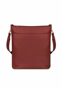 Červená kožená crossbody taška se zlatými kovovými doplňky; plochý design, nastavitelný popruh a přední kapsa na zip. Hladká textura s minimalistickým stylem.