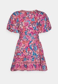 Vestido floral en rosa con acentos en azul y púrpura, con mangas cortas abullonadas, cintura entallada y dobladillo en capas, hecho de una tela ligera.