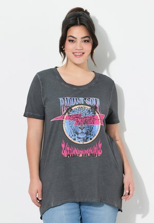 Graues, übergroßes T-Shirt mit einem Leopardenmotiv in Blau und Pink sowie Text. Weiches Baumwollmaterial, runder Halsausschnitt und kurze Ärmel.