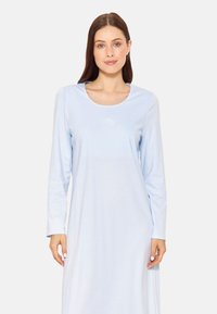 Hellblaues Nachthemd mit langen Ärmeln aus weichem Stoff, mit rundem Ausschnitt und einem dezenten, aufgestickten Logo auf der Brust.