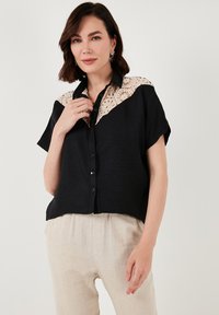 LELA REGULAR FIT - Nööpidega pluus - black
