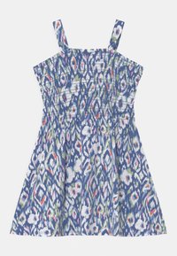 Niebieska sukienka bez rękawów z marszczonym biustem, zdobiona kwiatowym wzorem w odcieniach różu, zieleni i bieli, z rozkloszowaną falbanką.