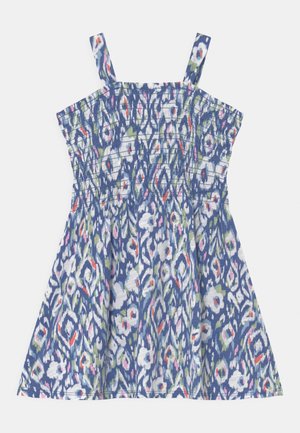 Vestido sin mangas de color azul con un corsé fruncido, que presenta un patrón floral en rosa, verde y blanco, y un diseño de falda acampanada.