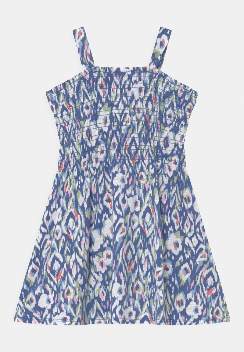 Niebieska sukienka bez rękawów z marszczonym biustem, zdobiona kwiatowym wzorem w odcieniach różu, zieleni i bieli, z rozkloszowaną falbanką.