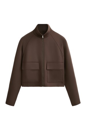 Brun cropped jakke lavet af glat stof, med høj krave, lynlås foran og to store påsyede lommer på forsiden.
