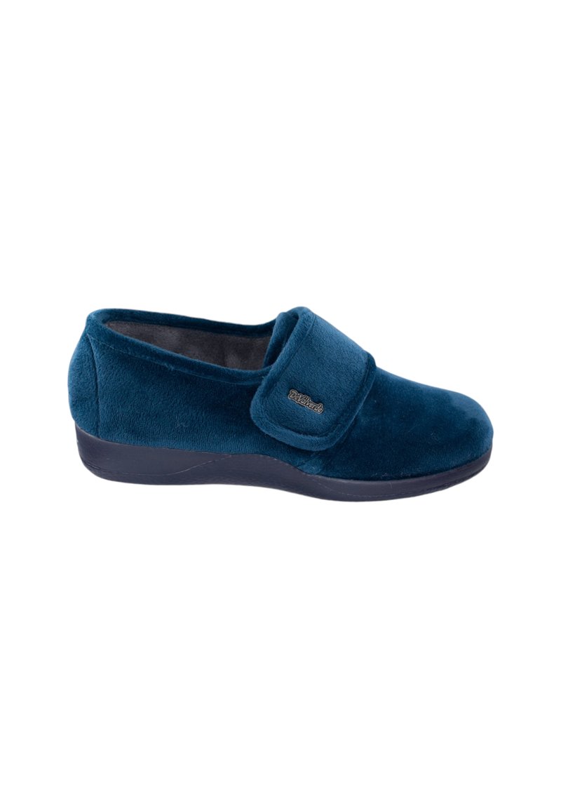 Zapatilla azul de terciopelo con punta redonda, correa ajustable y plantilla acolchada. Presenta una superficie texturizada y suela de goma oscura.
