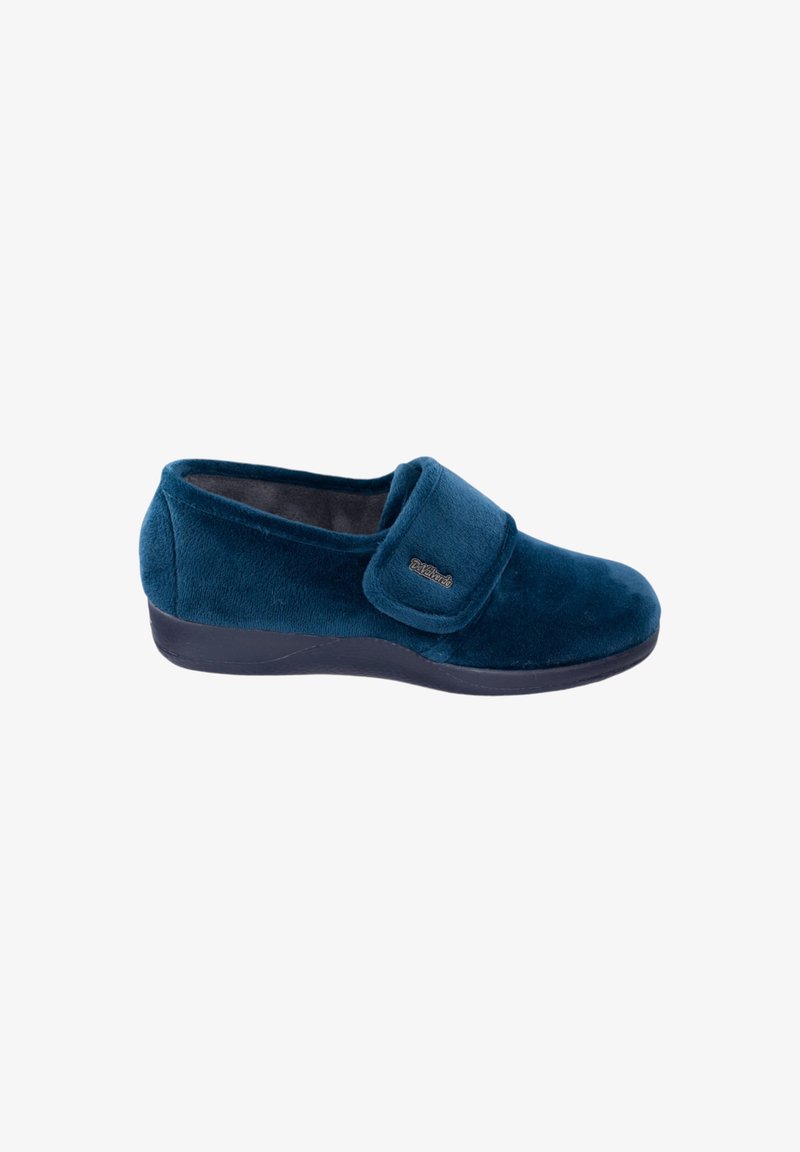 Zapatilla azul de terciopelo con punta redonda, correa ajustable y plantilla acolchada. Presenta una superficie texturizada y suela de goma oscura.