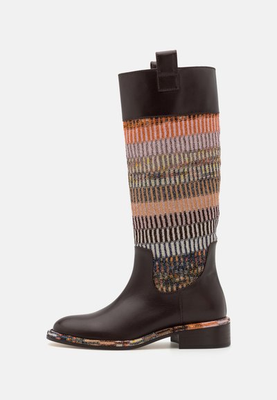 Cizme din piele maro, până la genunchi, cu un șir din material texturat, multicolor, care prezintă dungi orizontale și verticale, și un toc decorativ.